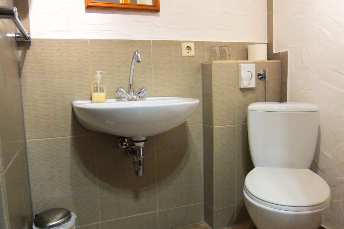 basic room, 1 double bed | minibar, in-room safe, desk, laptop workspace