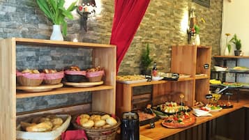 TĂ€gliches FrĂŒhstĂŒcksbuffet (14 EUR pro Person)