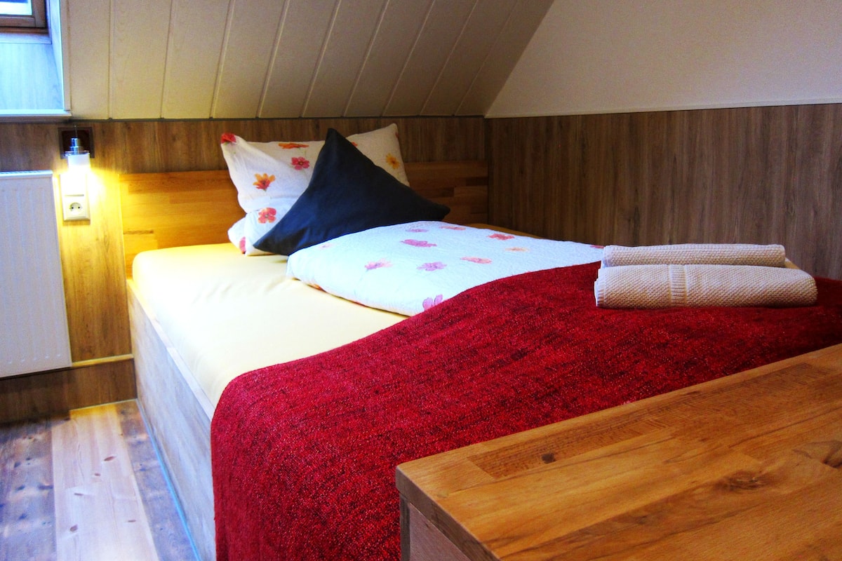 Eenvoudige kamer, 1 tweepersoonsbed | Een minibar, een kluis op de kamer, een bureau, een laptopwerkplek