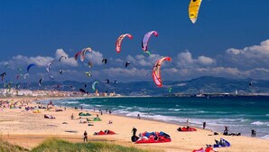 Beach nearby, white sand, 10 beach bars - Hostal Banti (Tarifa)