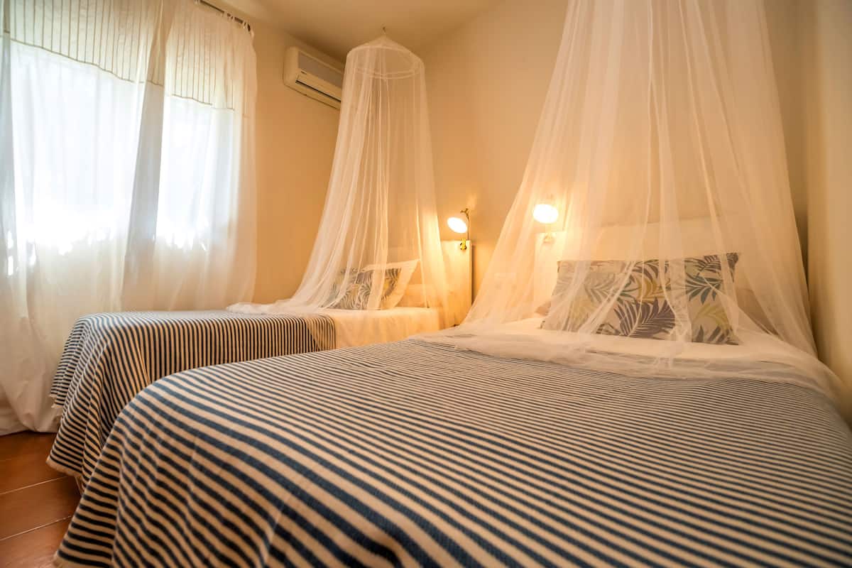Double Room | In-room safe, iron/ironing board, WiFi (free)