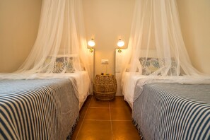 Double Room | Bathroom | Shower, free toiletries - Hostal Banti (Tarifa)