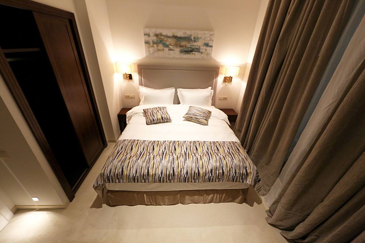 Apartment, 2 Bedrooms | Peralatan tempat tidur premium, bar mini, peti besi dalam bilik, meja