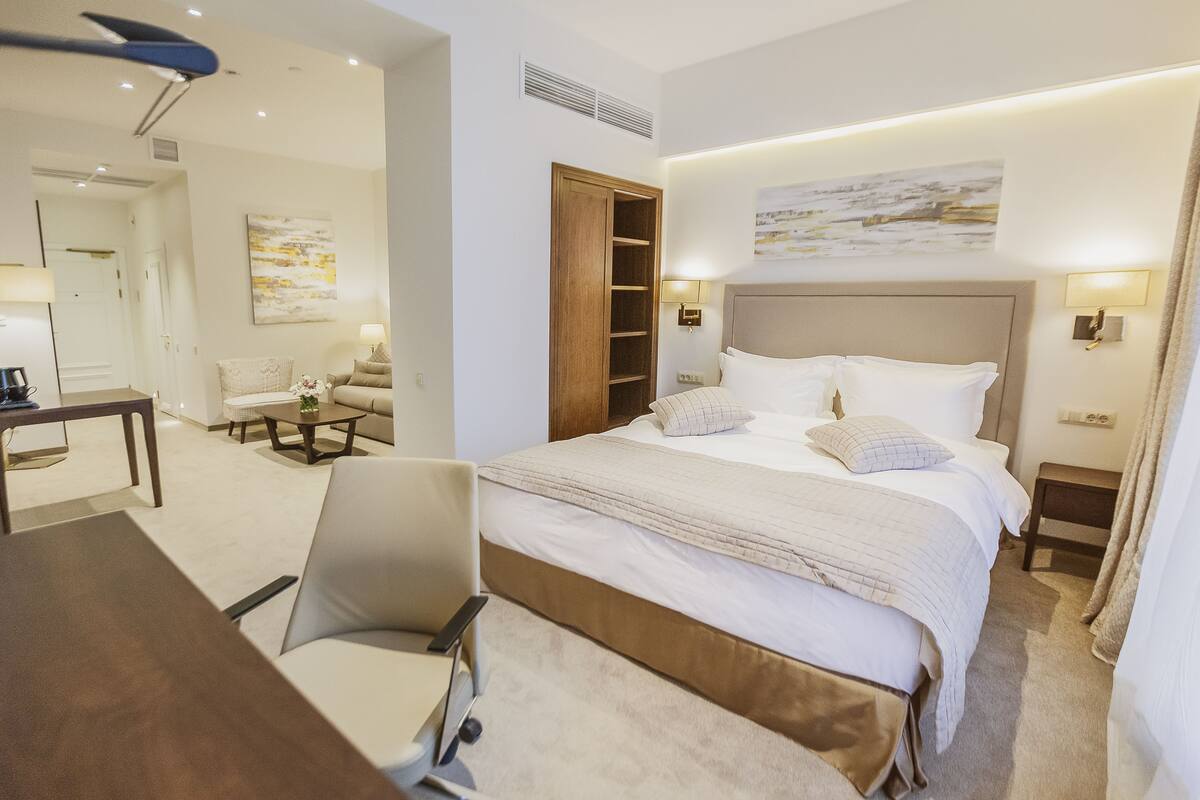 Superior Double Room | Peralatan tempat tidur premium, bar mini, peti besi dalam bilik, meja