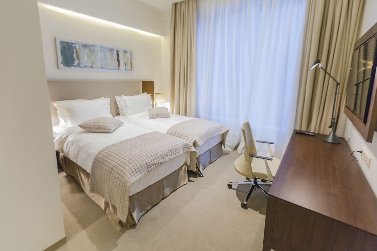 Peralatan tempat tidur premium, bar mini, peti besi dalam bilik, meja