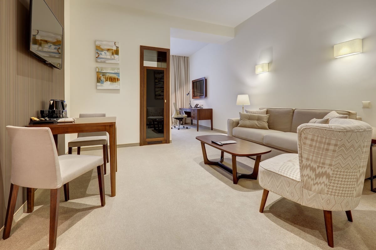 Superior Twin Room | Peralatan tempat tidur premium, bar mini, peti besi dalam bilik, meja