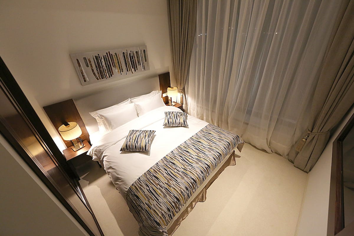 Suite, 1 Bedroom | Peralatan tempat tidur premium, bar mini, peti besi dalam bilik, meja