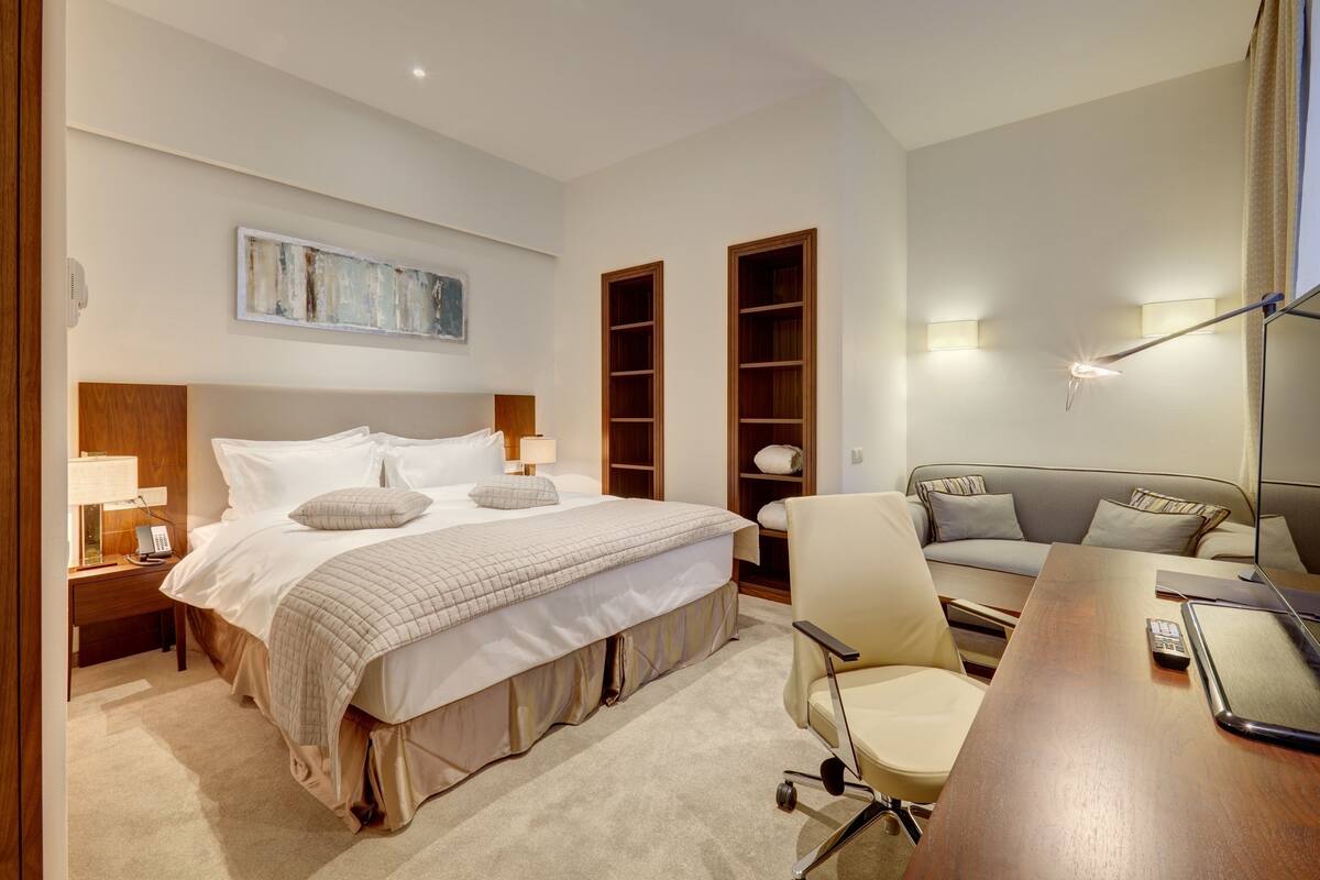Peralatan tempat tidur premium, bar mini, peti besi dalam bilik, meja