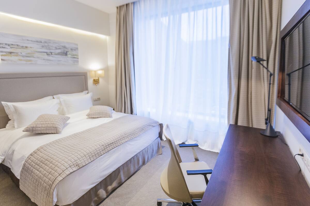 Studio, 1 Katil Ratu (Queen) | Peralatan tempat tidur premium, bar mini, peti besi dalam bilik, meja