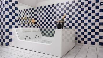 Suite | Bathroom | Hair dryer, towels