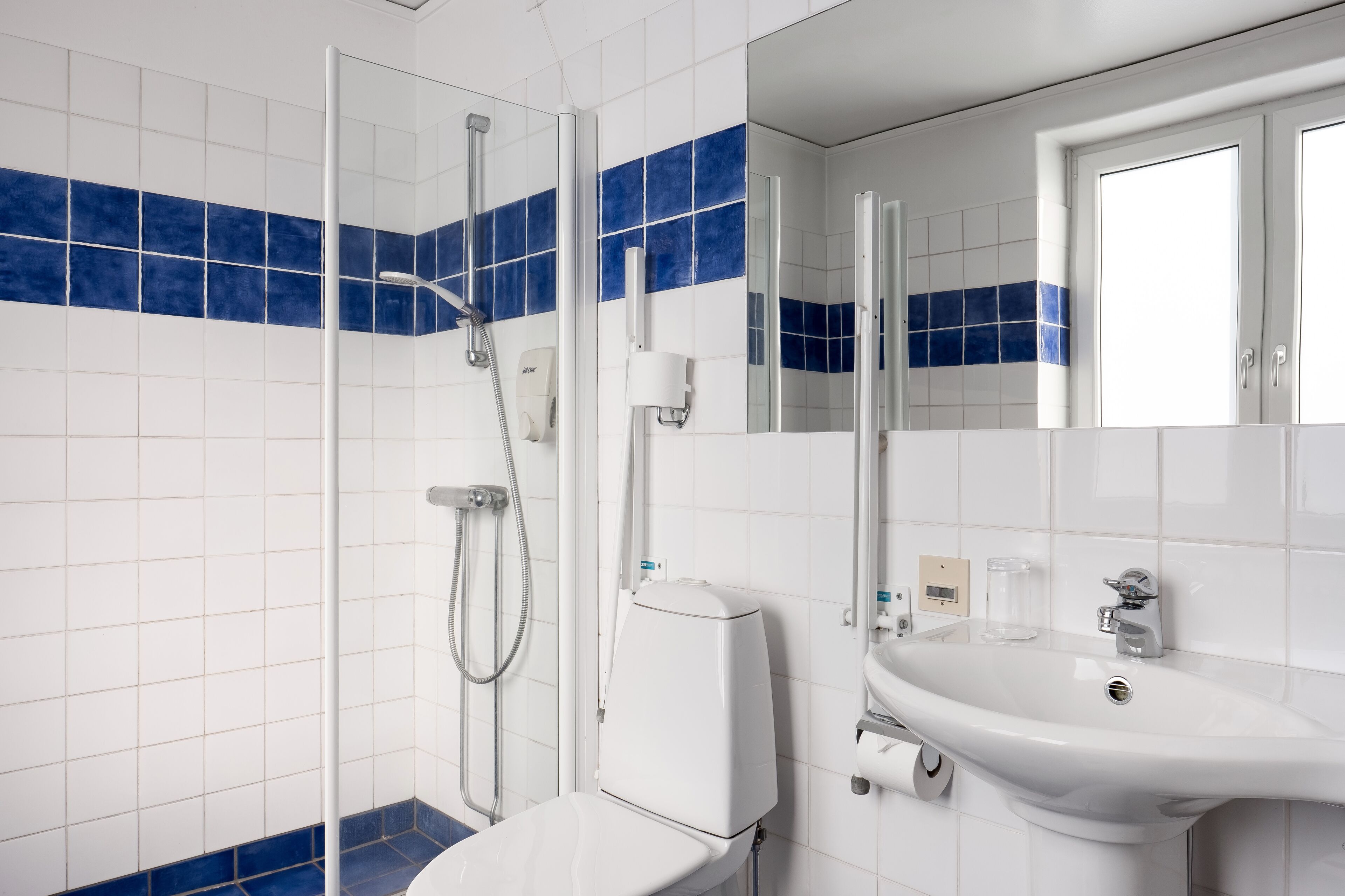 Single Room | Bathroom | Hair dryer, towels