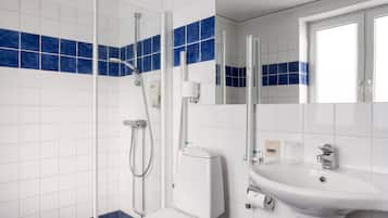 Single Room | Bathroom | Hair dryer, towels