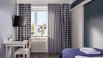 Single Room | 1 bedroom, desk, blackout curtains, iron/ironing board