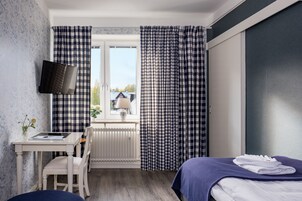 Single Room | Desk, blackout drapes, iron/ironing board, cribs/infant beds