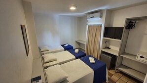 A hotel room with two beds, a TV, a wardrobe, and a small desk. - Bluemar Hotel (Maceió)