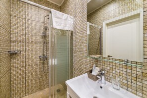 Standard-Doppel- oder -Zweibettzimmer | Badezimmer | Dusche, kostenlose Toilettenartikel, Haartrockner, Bademäntel