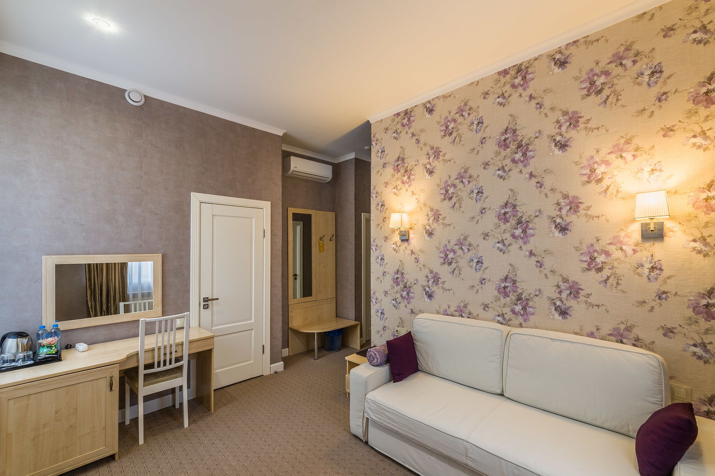 Familierom | Sengetøy av topp kvalitet, safe på rommet, skrivebord og lydisolert