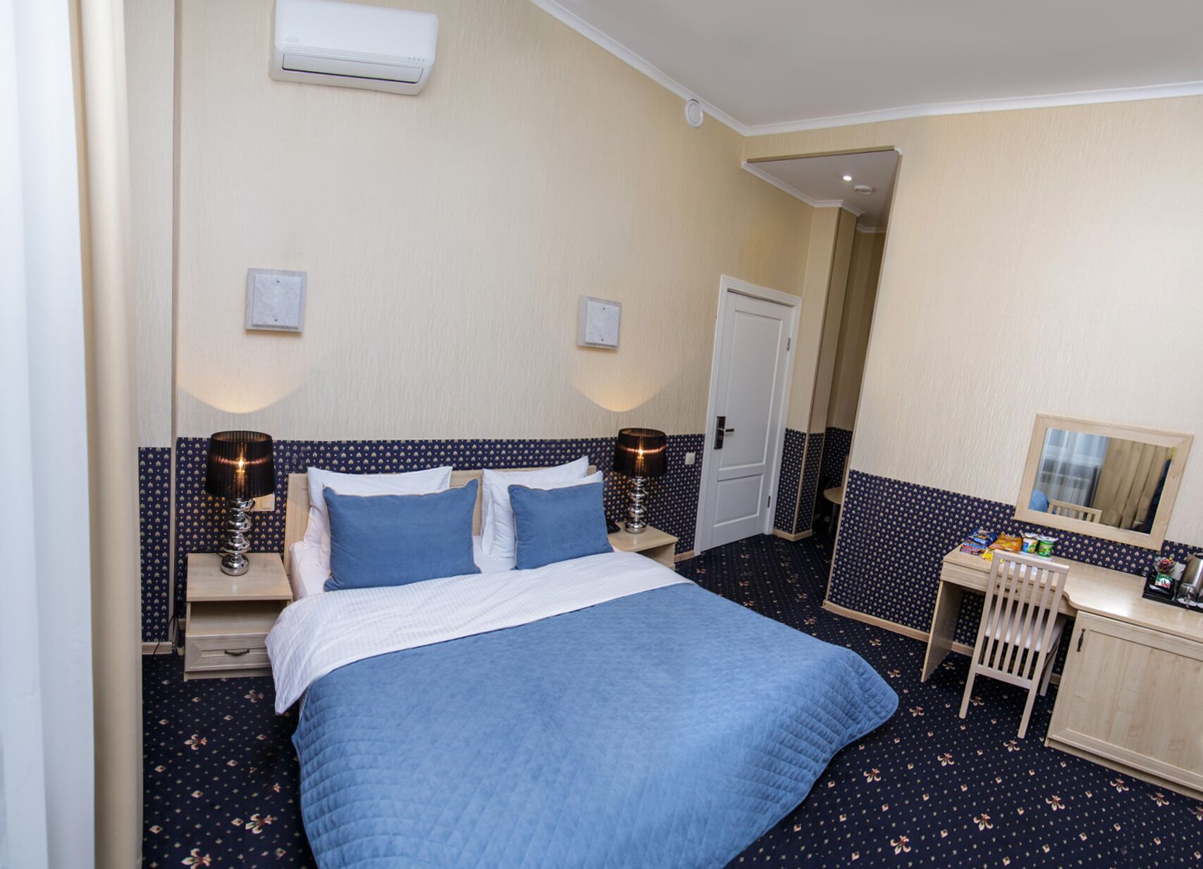 Dobbeltrom – standard | Sengetøy av topp kvalitet, safe på rommet, skrivebord og lydisolert