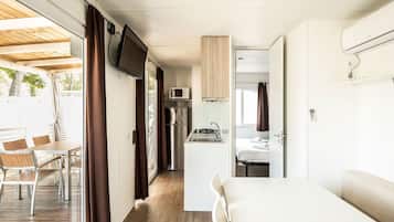 Premium Three-Bedroom Camping Home 6+1 | 起居區 | 平面電視
