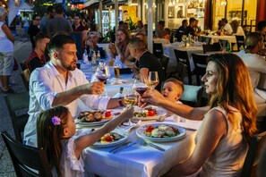 Family dining - Zaton Holiday Resort Camping homes (Nin)