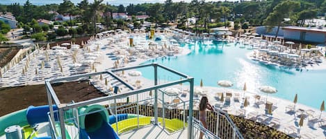 9 albercas al aire libre, sombrillas en la alberca y camastros