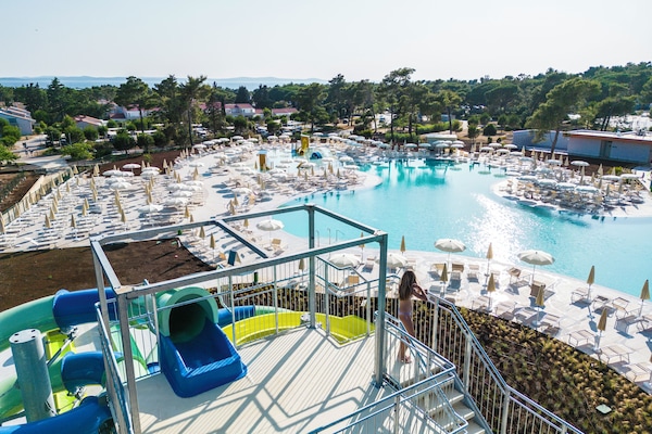 9 piscinas al aire libre, sombrillas, tumbonas