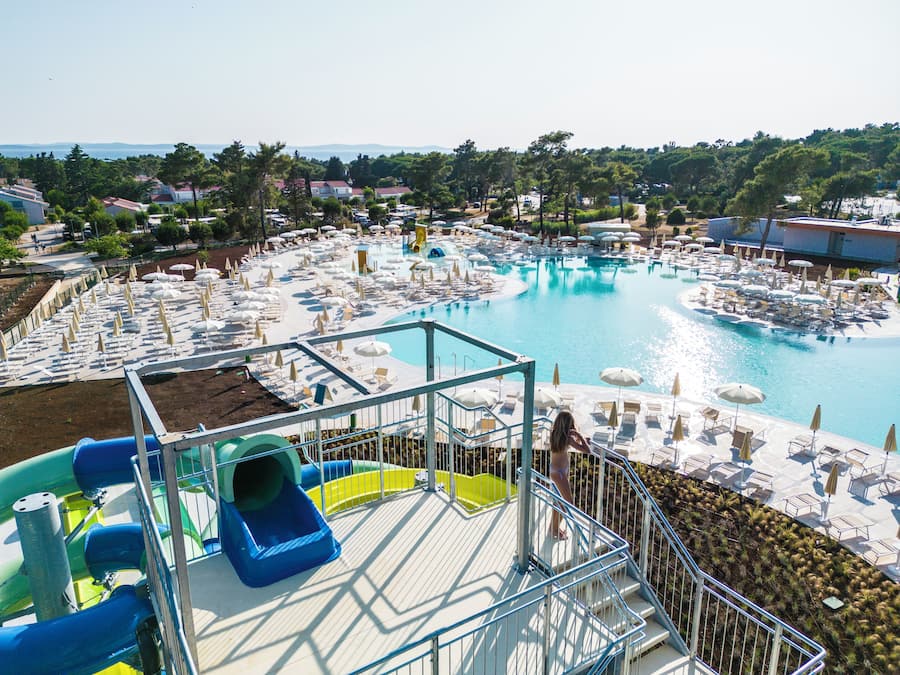 9 utendørsbassenger, bassengparasoller og solsenger