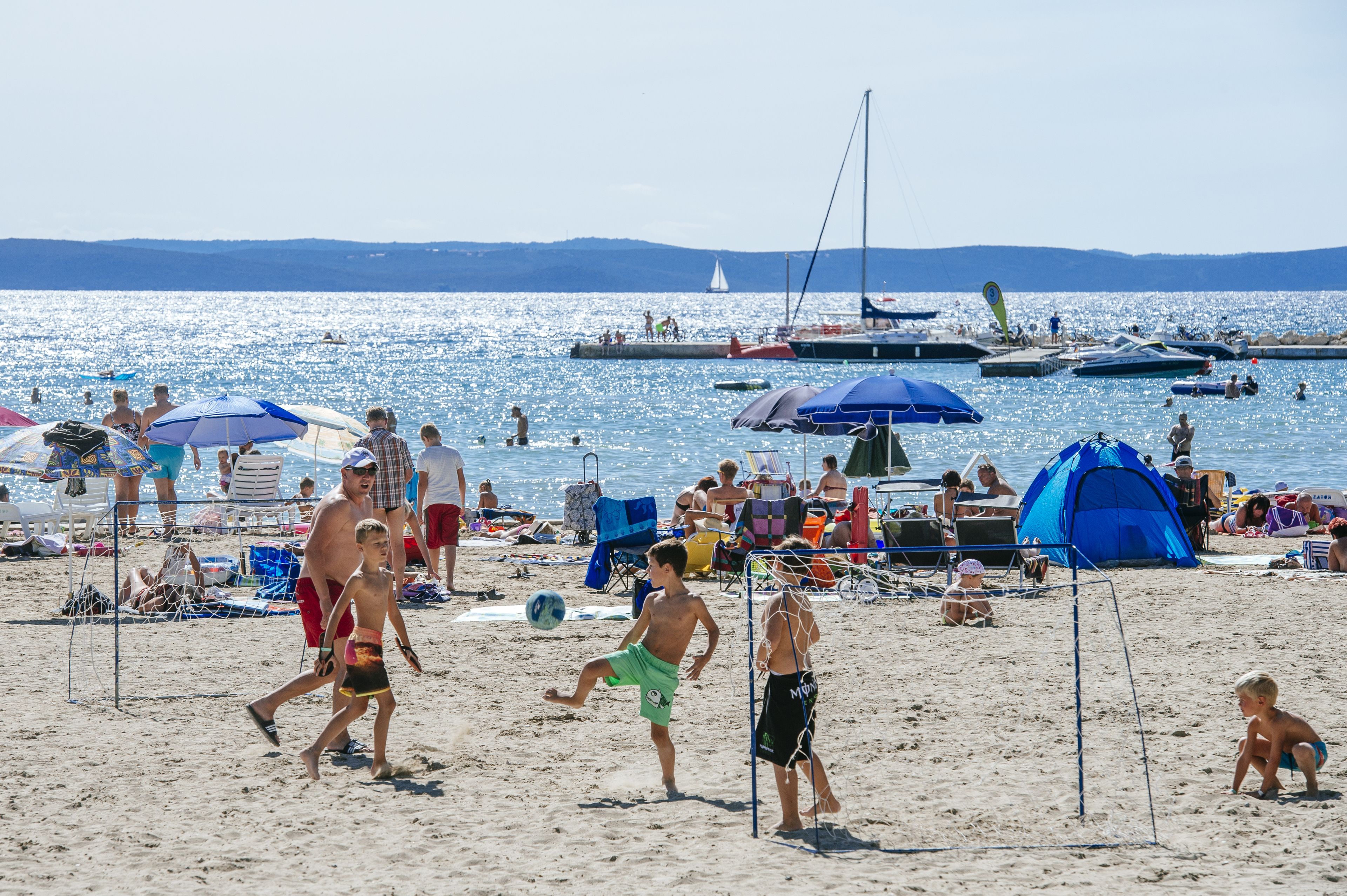 Privatstrand, Liegestühle, Sonnenschirme, Massagen am Strand