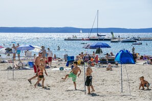 Private beach, sun loungers, beach umbrellas, beach massages - Zaton Holiday Resort Camping homes (Nin)