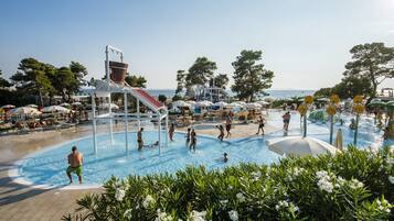 9 Außenpools, Sonnenschirme, Liegestühle