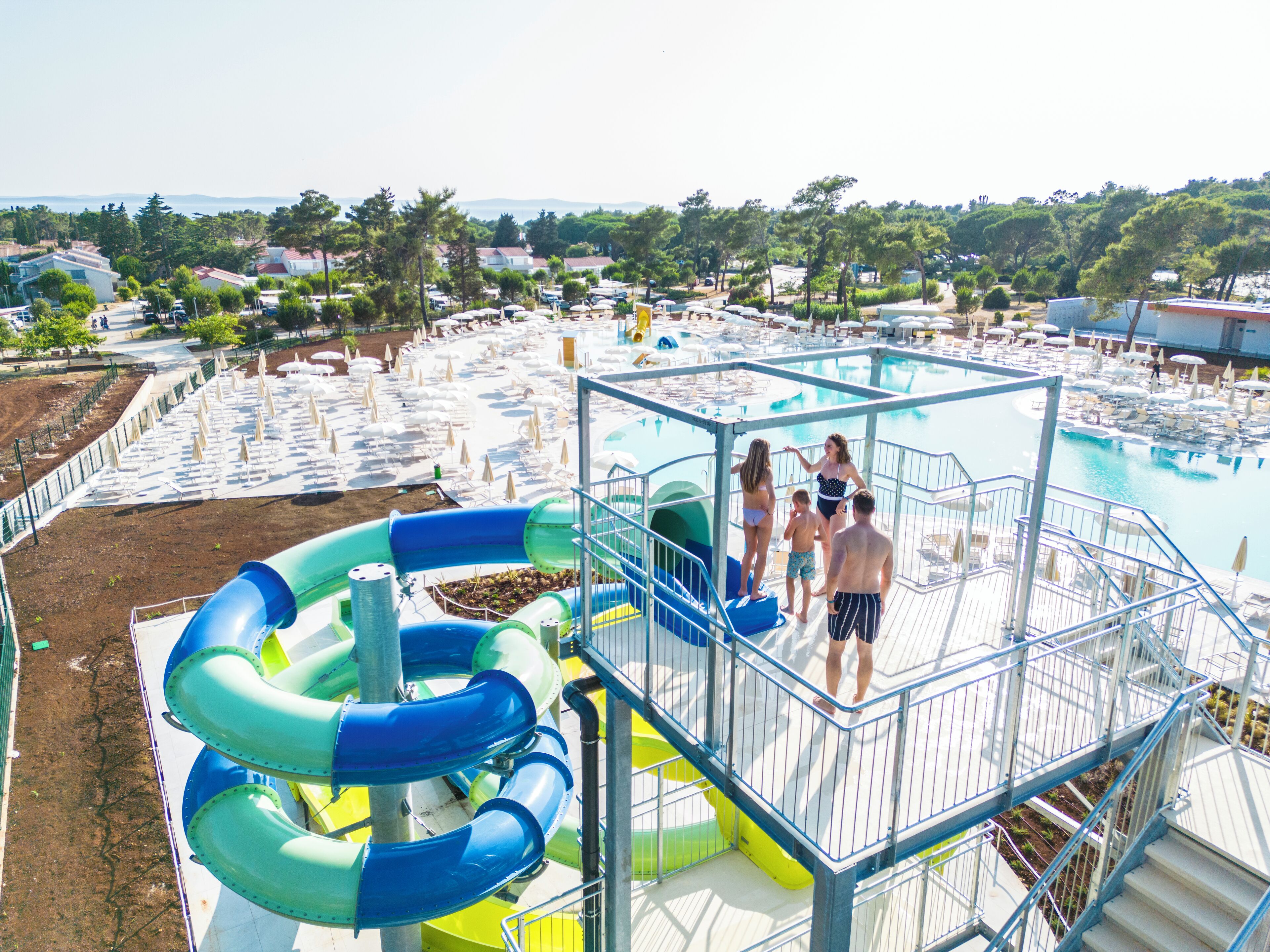 Un parc aquatique doté d’une piscine, de toboggans et d’une zone délimitée pour la baignade.