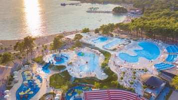 9 piscine all'aperto, ombrelloni da piscina, lettini