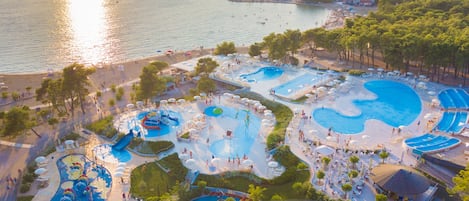 9 piscine all'aperto, ombrelloni da piscina, lettini