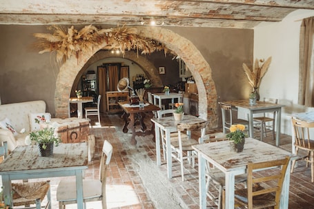 Servizio di pranzo e cena. Locanda In Tuscany