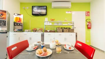 Preparación para el desayuno con una mesa, sillas y una barra de desayuno.