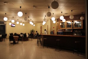 2 Bars/Lounges, Poolbar