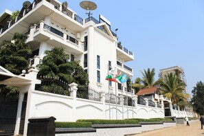 Front of property - evening/night - Mount Zion Hotel (Bujumbura)