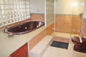 Suite | Bathroom | Free toiletries, towels - Hotel Ribera Del Rio Av 2N (Cali)