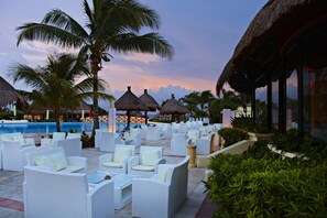 Bar en bord de piscine