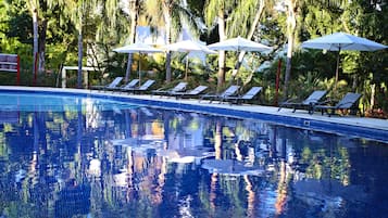 13 piscines extérieures, parasols de plage, chaises longues