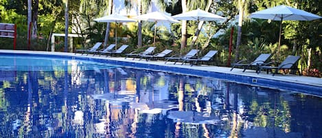 13 piscines extérieures, parasols de plage, chaises longues