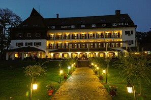 Fassade der Unterkunft – Abend/Nacht