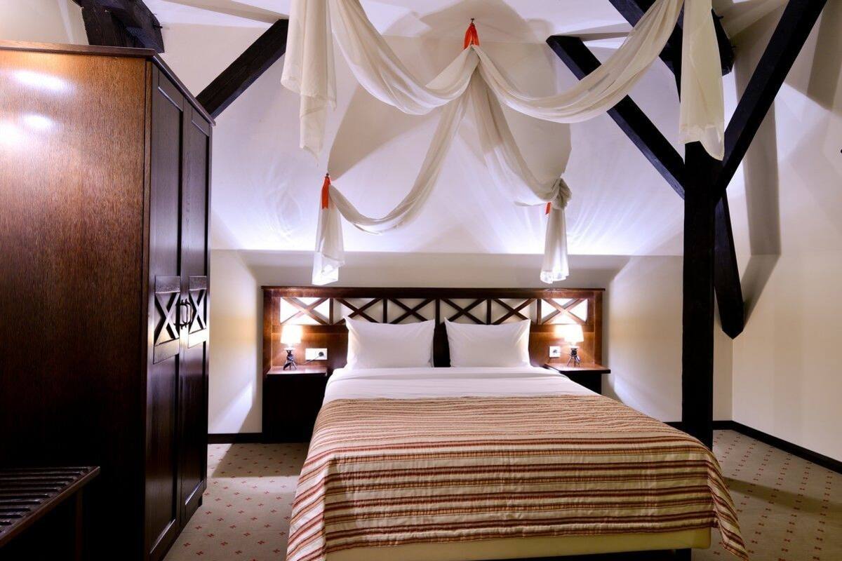 superior double room | minibar, in-room safe, desk, rollaway beds