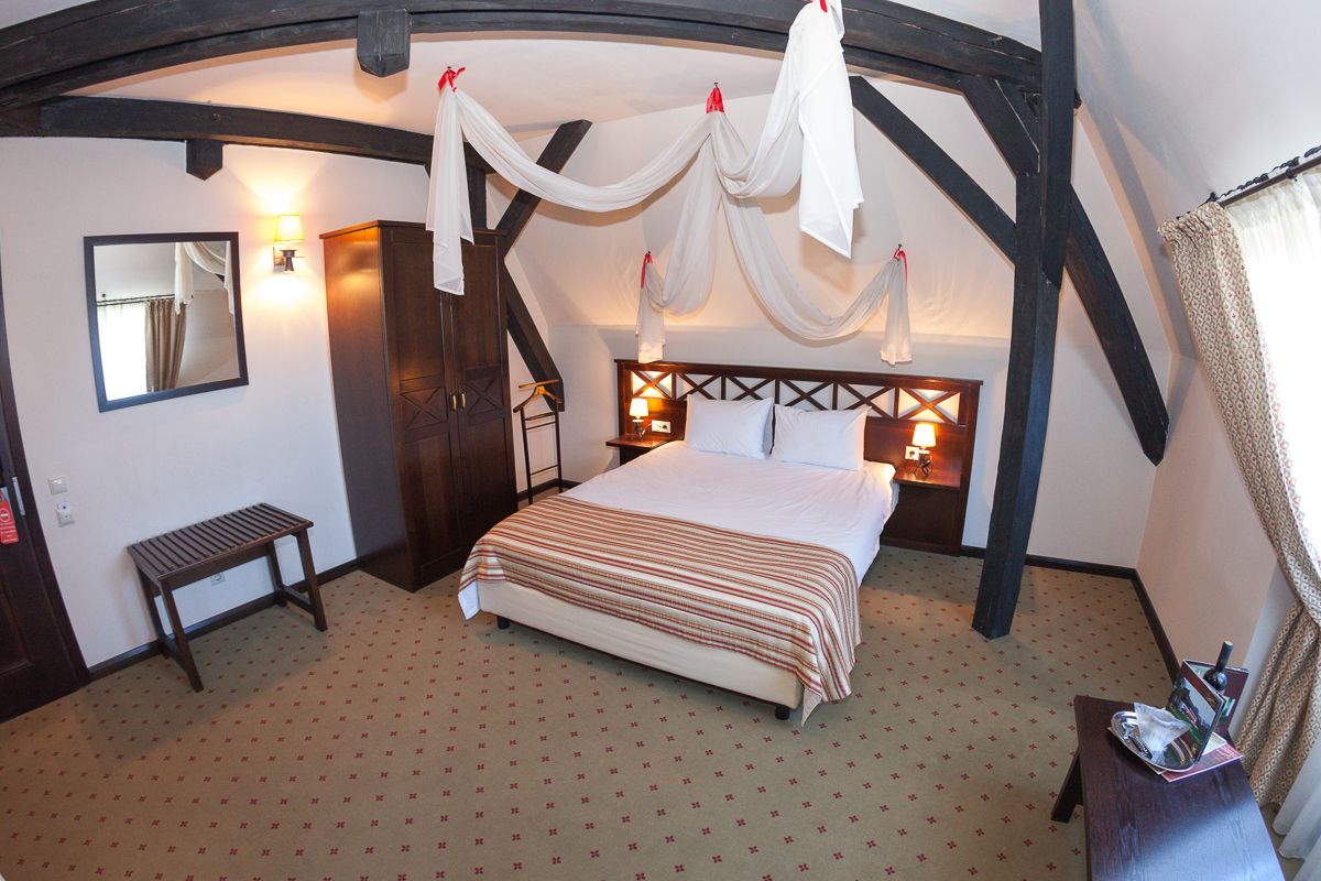 junior suite | minibar, in-room safe, desk, rollaway beds