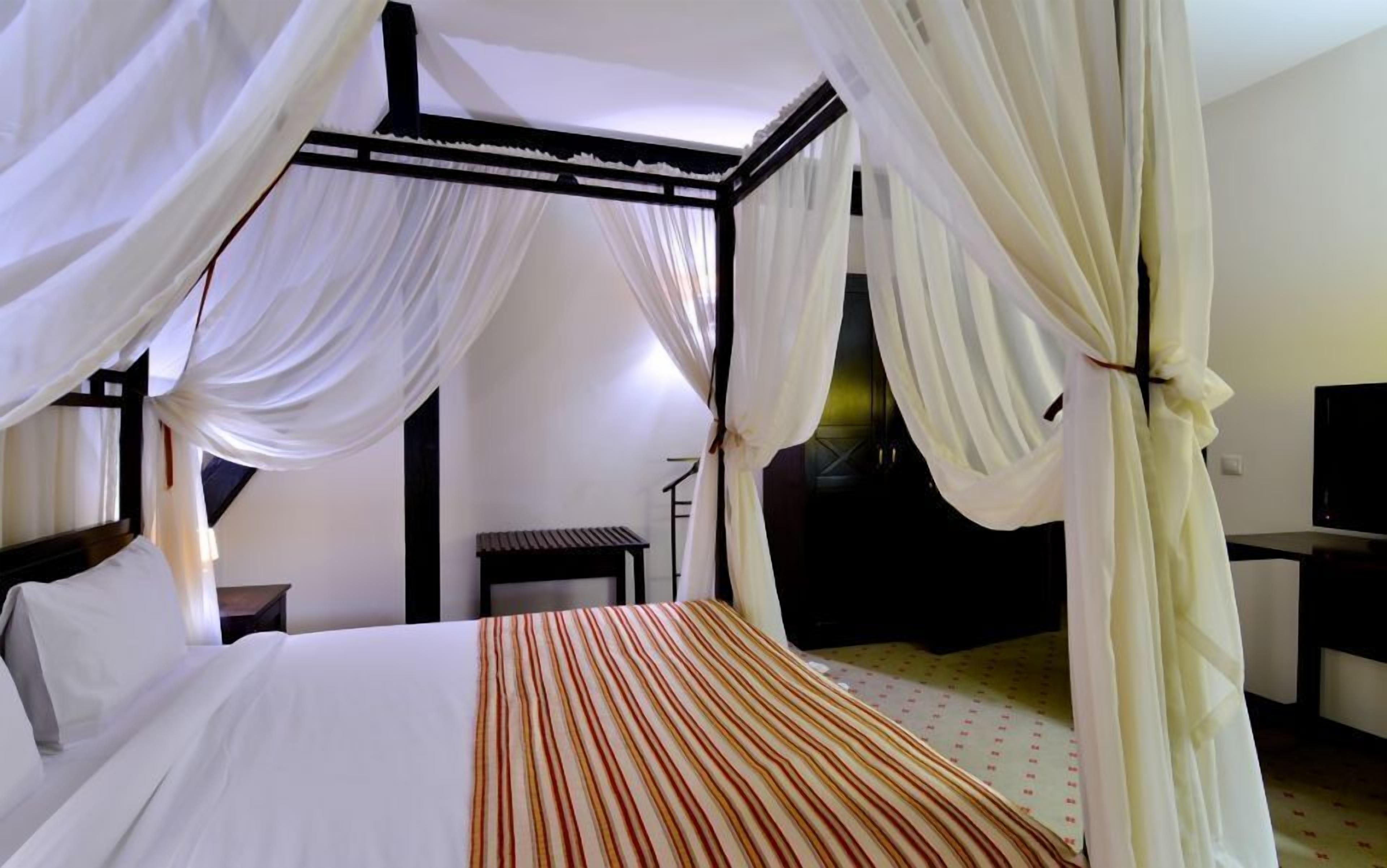 superior double room | minibar, in-room safe, desk, rollaway beds