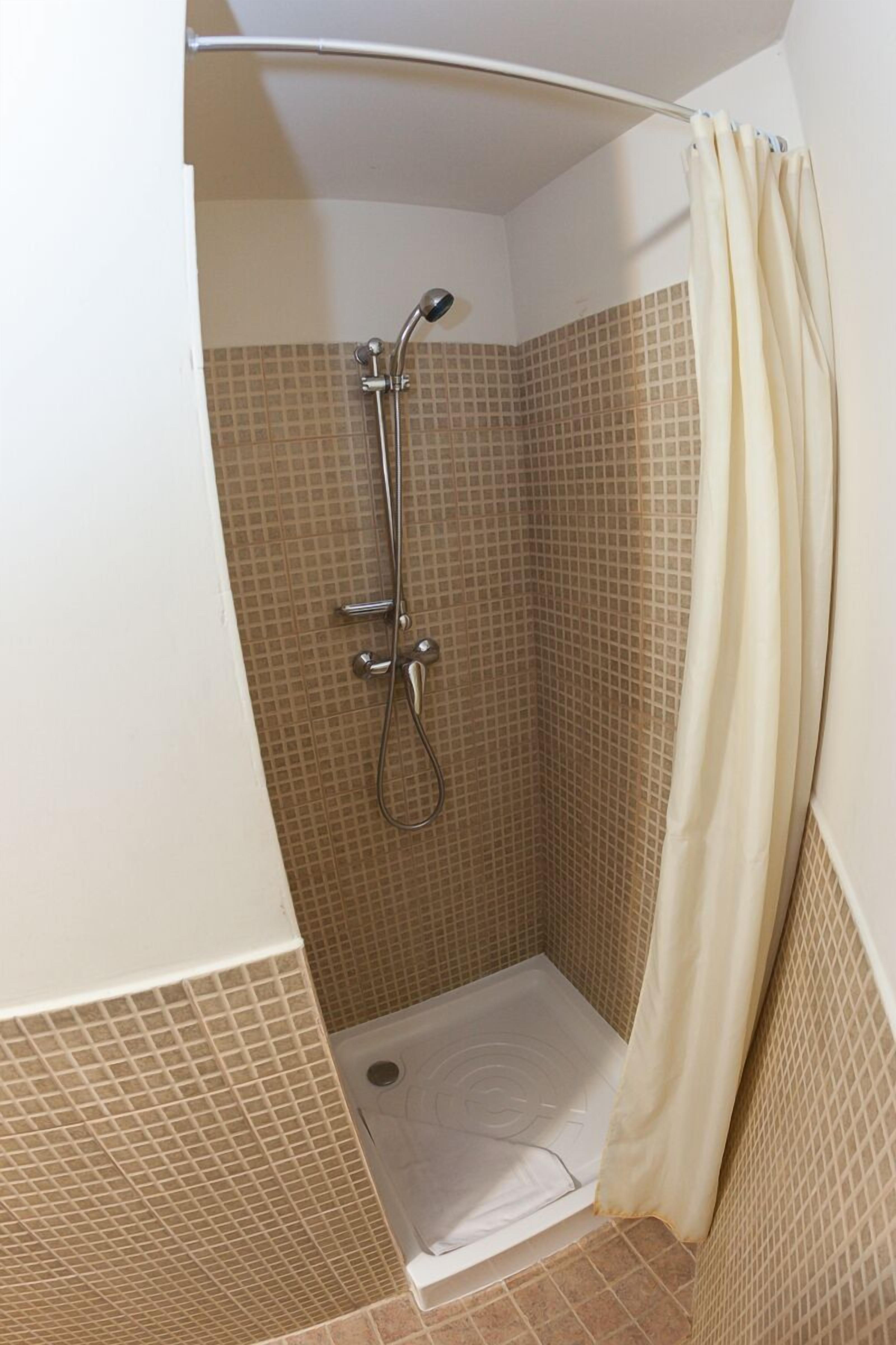 standard double room | bathroom | shower, free toiletries, hair dryer, towels