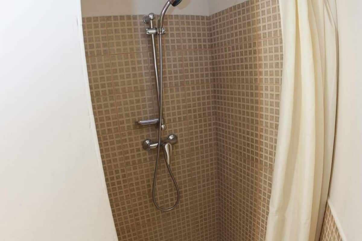 standard double room | bathroom | shower, free toiletries, hair dryer, towels