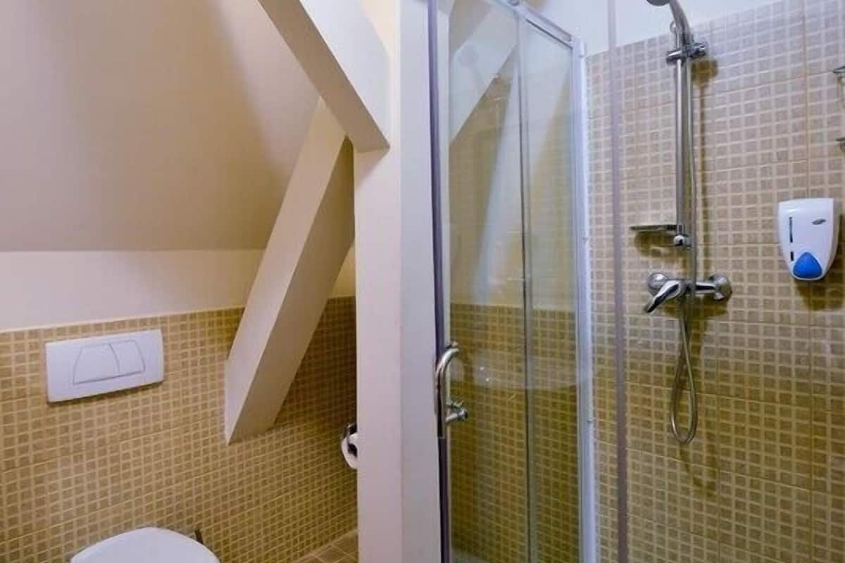 Regadera, amenidades de baño gratuitas, secadora de cabello, toallas