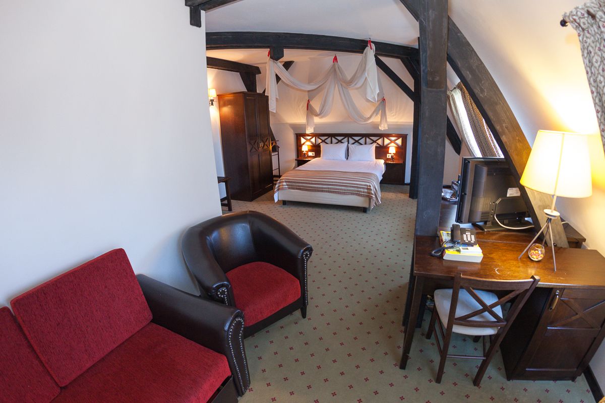 junior suite | minibar, in-room safe, desk, rollaway beds