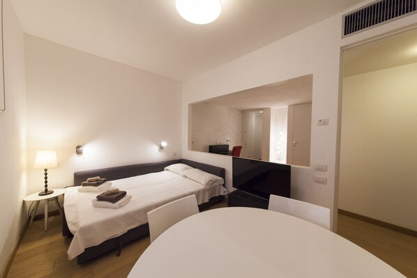 Departamento, 2 habitaciones, cocina (Location Address: via Pallavicino,31 ) | Sala de estar | Televisión LED 